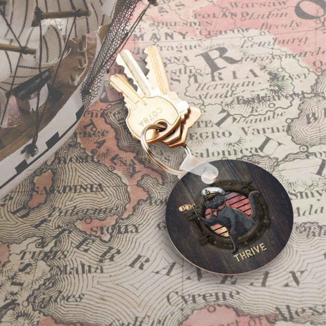 Black Cat Sunset: En resa till TREVE Round Nyckelring (Black Cat Sunset: A Voyage to THRIVE Round Keychain)