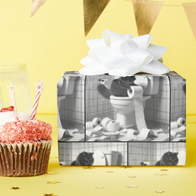 Black Cat Unraveling a Roll of Toilet Papper Presentpapper (Födelsedagsfest)