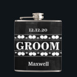 Black Chalkboard, Groomsman Bröllop Fickplunta<br><div class="desc">Det här är Black Chalkboard Groomsman Modern Flask. Den här kolvfunktionen är en svart bakgrund i kretskort. Det är fullt anpassade. Det är en unik gåva som är perfekt för bröllop,  födelsedagar och speciella händelser.</div>