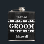 Black Chalkboard, Groomsman Bröllop Fickplunta<br><div class="desc">Det här är Black Chalkboard Groomsman Modern Flask. Den här kolvfunktionen är en svart bakgrund i kretskort. Det är fullt anpassade. Det är en unik gåva som är perfekt för bröllop,  födelsedagar och speciella händelser.</div>