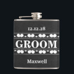 Black Chalkboard, Groomsman Bröllop Fickplunta<br><div class="desc">Det här är Black Chalkboard Groomsman Modern Flask. Den här kolvfunktionen är en svart bakgrund i kretskort. Det är fullt anpassade. Det är en unik gåva som är perfekt för bröllop,  födelsedagar och speciella händelser.</div>