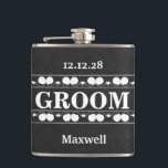 Black Chalkboard, Groomsman Bröllop Fickplunta<br><div class="desc">Det här är Black Chalkboard Groomsman Modern Flask. Den här kolvfunktionen är en svart bakgrund i kretskort. Det är fullt anpassade. Det är en unik gåva som är perfekt för bröllop,  födelsedagar och speciella händelser.</div>
