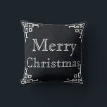 Black Chalkboard White Swirl God jul Kudde<br><div class="desc">Det här är en vacker dekorativ svart kalkbräda,  vit wirl god jul,  hälsning-ruta. Du kan lura ditt sovrum med den vackra julkudden önskemål. Fira säsongen med denna moderna och snyggt helgdag-dekorkudde.</div>