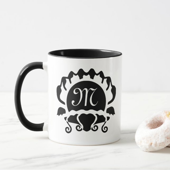 Black Clam Silhouette Monogram Mugg (Med munk)