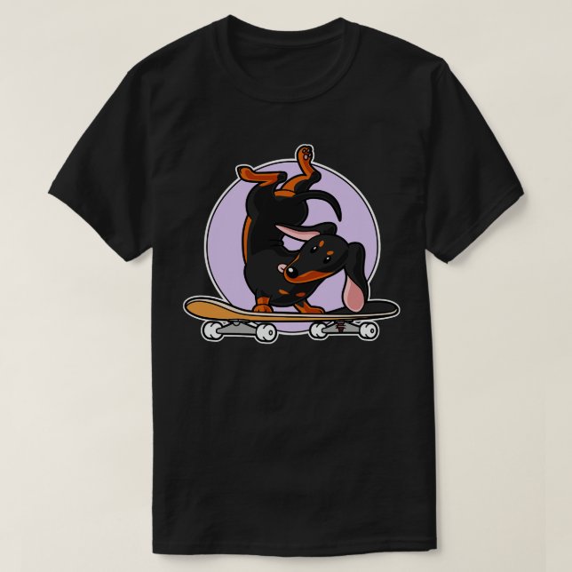 Black Dachshund Wiener Sause Hund på Skateboard T Shirt (Design framsida)