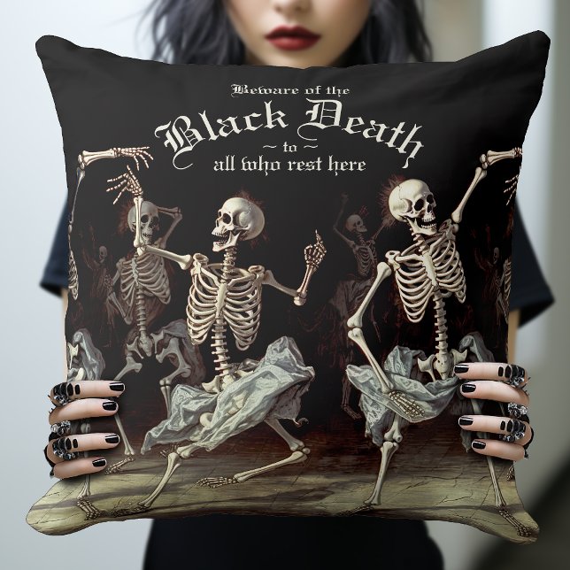 Black Death Dancing Skeletons Halloween Kudde (The Dancing Skeletons Throw Pillow. A piece of alternative gothic decor.)