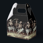 Black Death Dancing Skeletons Halloween Presentaskar<br><div class="desc">Lägg till en trevlig beröring till Halloween fest eller Gothic Bröllop med vår sagda "Black Döds Gothic Dancing Skeletons Personlig Spooky Favor Box". Med den här rutan för mesmerierande fördel kombineras den makabra estetiken under Svarta dödens epok med en underbar twist, vilket kastar en mellbindande ambians som kommer att locka...</div>