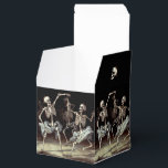 Black Death Dancing Skeletons Halloween Presentaskar<br><div class="desc">Svarta Dödsgotiska Dancing Skeletons Personlig Spooky Favor Box Spookifierar ditt Halloween fest eller Gothic Bröllop med vår Black Death Gothic Dancing Skeletons Personlig Spooky Favor Box. Den här fängslande favoritlådan kombinerar den makabra estetiken från Black Death-eran med en lekfull twist, som skapar en eerie ambiance som lockar dina gäster. Fyll...</div>