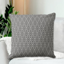 Black Diamonds Pattern Throw Pillow Kudde