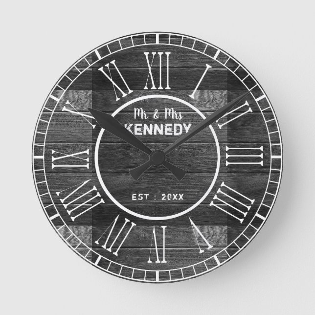 Black Distress Wood Roman Numeral Bröllop Rund Klocka (Framsida)