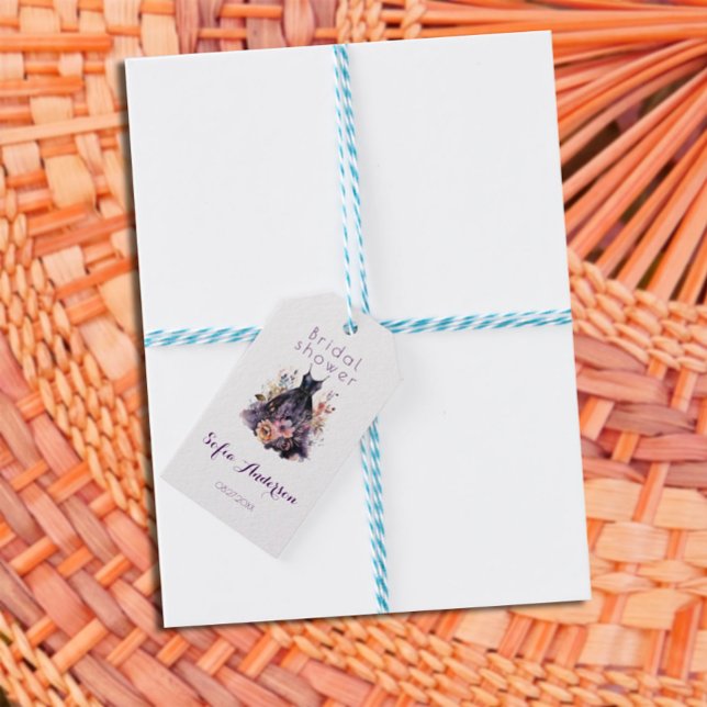 Black dress purple bridal shower  presentetikett (Black dress purple bridal shower gift tags.)