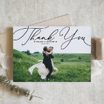 Black Elegant Beatrice Script Photo Bröllop Tack Kort<br><div class="desc">Skicka tack till familj och vänner med det här anpassadet,  tack vare bröllop-kortet. Den har ett vitt skript i eleganten. Anpassa det här tackkortet från elegant bröllop genom att lägga till egna detaljer. Det här manuset kommer också att vara perfekt för studenten,  födelsedagar,  första fackföreningar och så mycket mer.</div>