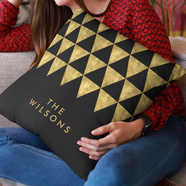Black Elegant Namn Faux Guld Triangle Mönster Kudde (Skapare uppladdad)