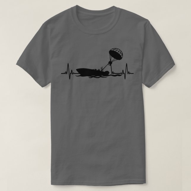 Black färgad I kärlek Parasailing Heartbea T Shirt (Design framsida)