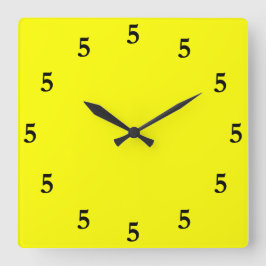 Black Fem'Clock nånstans på Gulten Fyrkantig Klocka