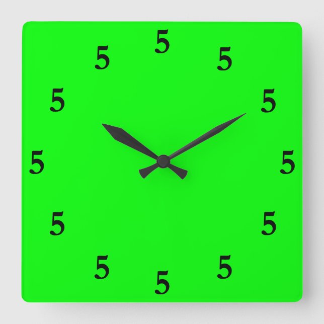 Black Fem'Clock nånstans på Lime Green Fyrkantig Klocka (Framsida)