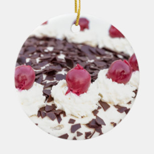 Black Forest-kakan i detalj med vit bakgrund Julgransprydnad Keramik