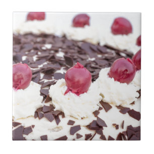 Black Forest-kakan i detalj med vit bakgrund Kakelplatta