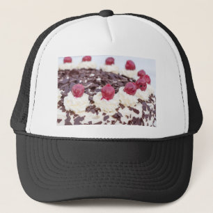 Black Forest-kakan i detalj med vit bakgrund Keps