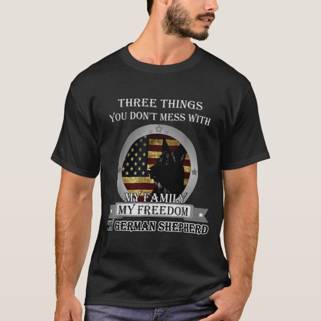 Black German Shepherd American Flag Three Things Y T Shirt (Framsida)