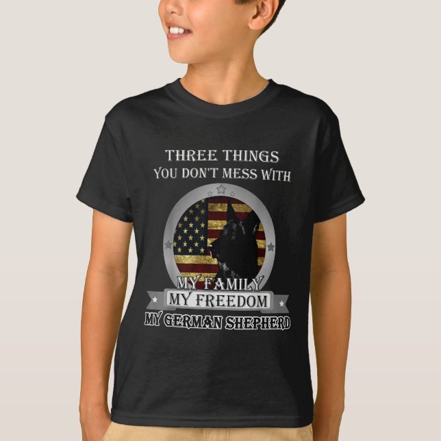 Black German Shepherd American Flag Three Things Y T Shirt (Framsida)