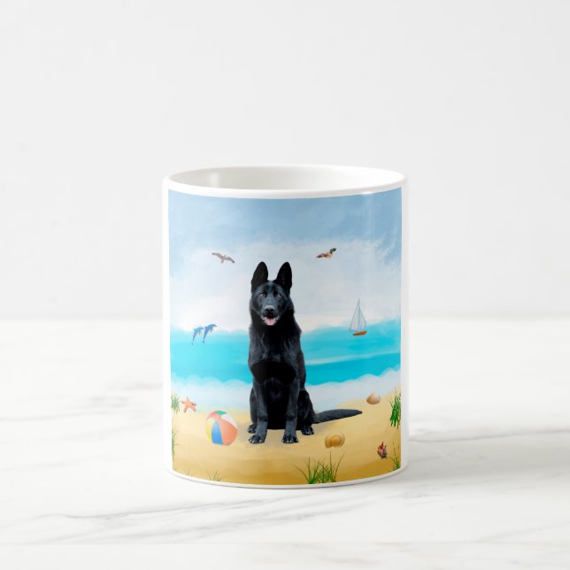 Black German Shepherd Hund på Beach Kaffemugg (Center)