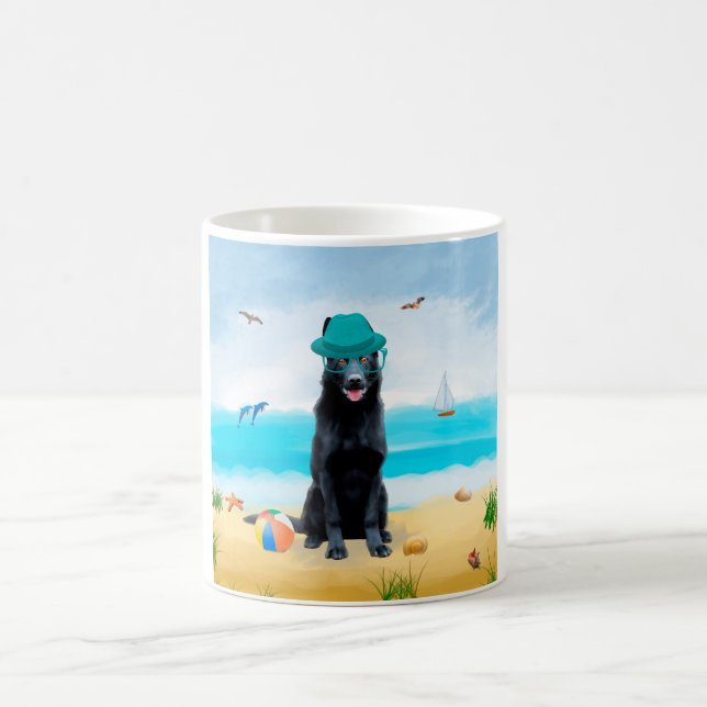 Black German Shepherd Hund på Beach Kaffemugg (Center)