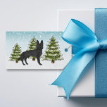 Black German Shepherd Hund Snowy Winter Forest Presentetikett<br><div class="desc">Desteis ursprungliga tecknad illustration av en svart färg-tysk Shepherd-hund. Hund placeras på en vinterscen med tre gröntar nära träd och fallande snö. Bakgrunden är en blå till vit övertoning som ge kallets vintag. Det finns också ett textområde på andra sidan som nu lyder: "God jul!". En annan textmall har ord:...</div>