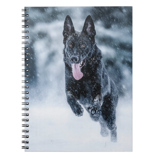 Black German Shepherd i snö Duvet Cover Anteckningsbok (Framsidan)