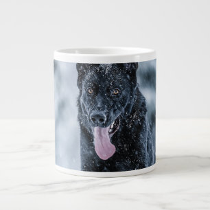 Black German Shepherd i snö Duvet Cover Jumbo Mugg
