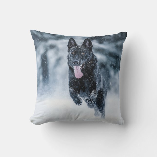 Black German Shepherd i snö Duvet Cover Kudde (Framsida)