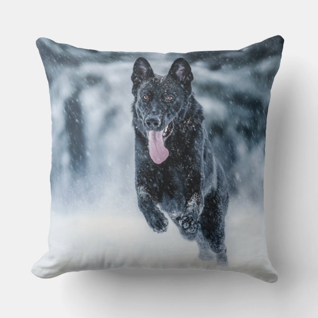 Black German Shepherd i snö Duvet Cover Kudde (Framsida)