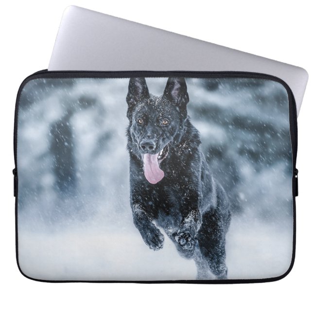 Black German Shepherd i snö Duvet Cover Laptop Fodral (Framsidan)