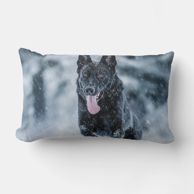 Black German Shepherd i snö Duvet Cover Lumbarkudde (Framsida)