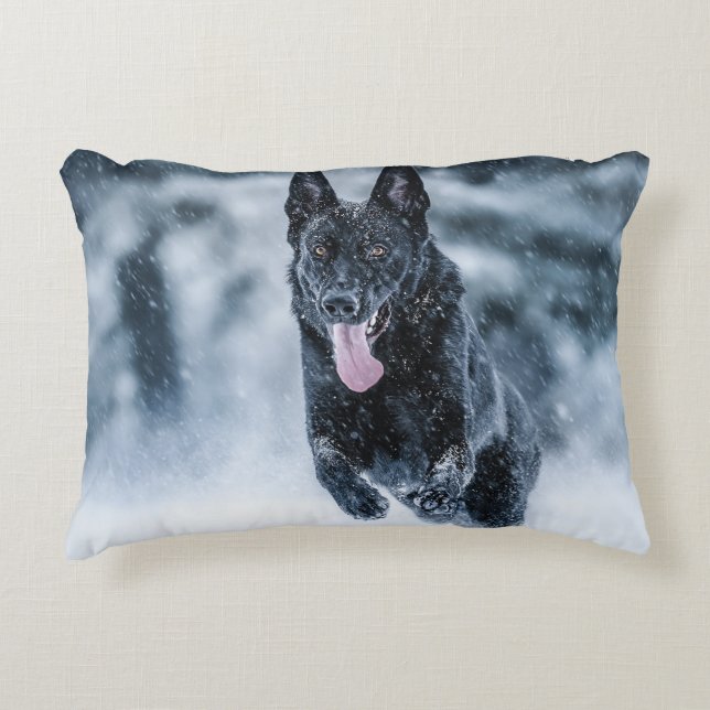 Black German Shepherd i snö Duvet Cover Prydnadskudde (Framsidan)