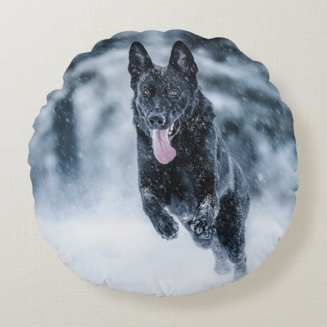 Black German Shepherd i snö Duvet Cover Rund Kudde (Framsidan)