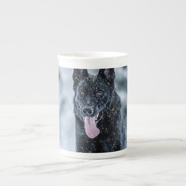 Black German Shepherd in snow Duvet Cover Benporslin Mugg (Framsidan)