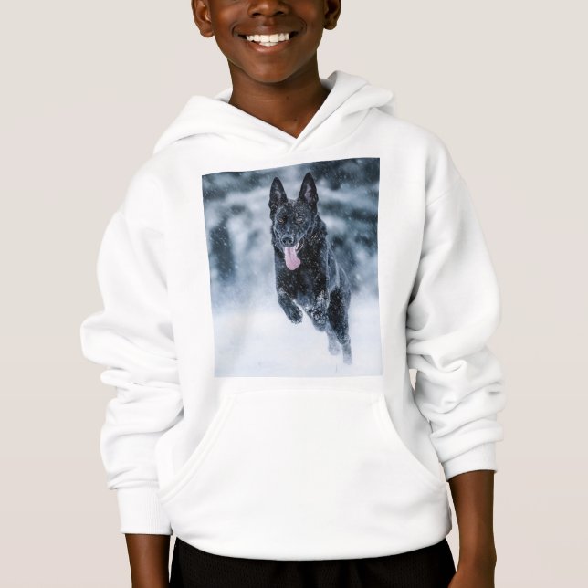 Black German Shepherd in snow Duvet Cover T Shirt (Framsida)