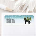Black German Shepherd Winter Forest Anpassningsbar Returadress Etikett<br><div class="desc">Desteis ursprungliga tecknad illustrerar en berömvärd svart färg-tysk Shepherd-hund. Hund placeras på en vinterscen med tre gröntar nära träd och fallande snö. Bakgrunden är en blå till vit övertoning som ge kallets vintag. Vid sidan av hund finns det ett anpassbart textområde.</div>