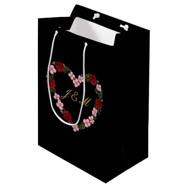 Black gift bag with a pink and red heart (Framsidan Vinklad)