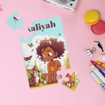 Black Girl spelar med en Cat Namn Puzzle
