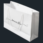 Black Girly Swash Namnteckning Namn<br><div class="desc">Skapa din egen personlig eller ditt monogram stora presentväska för dina brudar. Anpassa det moderna gigantiska bytet som är kopplat till handskrivet calligraphy-skript färg och storlekt efter behov. Ändra bakgrundspaletten färg eller färger för att matcha bröllop-paletten.</div>