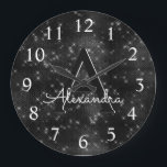 Black Gnistra Shimmer Monogram Namn & Initial Stor Klocka<br><div class="desc">Black and White Gnistra Stars och Shimmer Monogram Namn och första Serving Wall Clock. Wall Clock ger perfekten till någon som kärlek Black and White gnistra.</div>