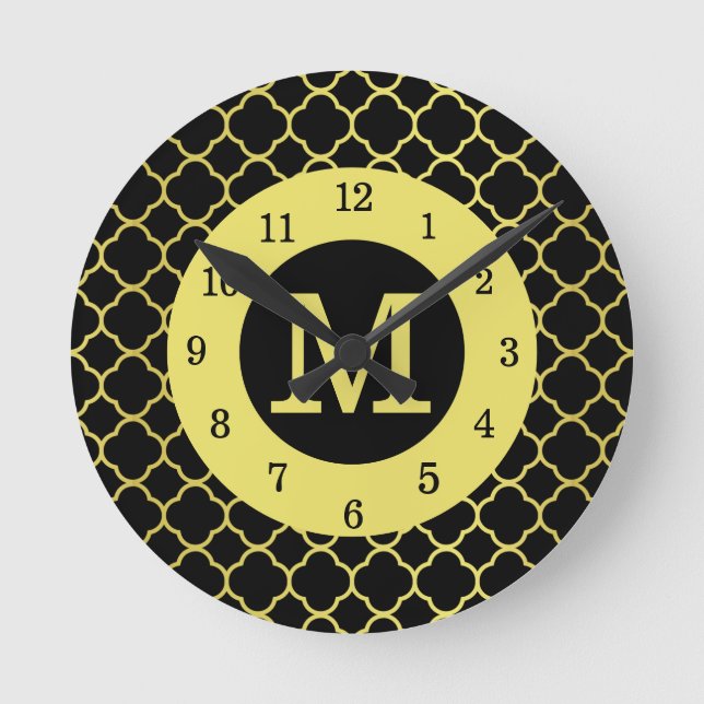 Black Golden Quatrefoil Monogrammed Round Clock Rund Klocka (Framsida)