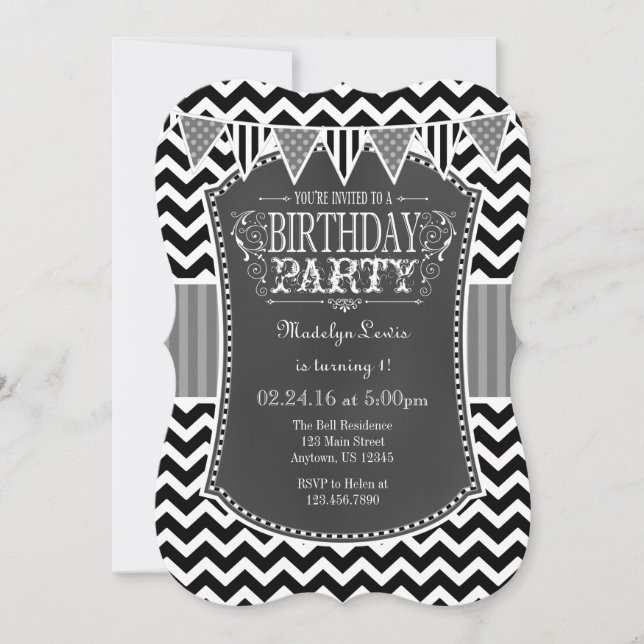 Black Grått Chalkboard Chevron Birthday Inbjudan (Framsida)
