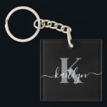 Black Grått Initial Namn Monogrammed<br><div class="desc">Den här moderna svarta nyckelkedjan med det första namn i ett trendig-skriptteckensnitt i vitt och det första i ett modernt teckensnitt i grått är perfekt för nycklar. Det är snyggt och modernt och ändå mycket klassiskt.</div>