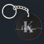 Black Grått Initial Namn Monogrammed<br><div class="desc">Den här moderna svarta nyckelkedjan med det första namn i ett trendig-skriptteckensnitt i vitt och det första i ett modernt teckensnitt i grått är perfekt för nycklar. Det är snyggt och modernt och ändå mycket klassiskt.</div>