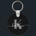 Black Grått Initial Namn Monogrammed Nyckelring<br><div class="desc">Den här enkla svarta nyckelkedjan med elegant först i namn i ett skrivteckensnitt med trendig i vitt och din första början i ett modernt typsnitt i grått är perfekt för nycklar. Det är snyggt och modernt och ändå mycket klassiskt.</div>