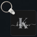 Black Grått Initial Namn Monogrammed Nyckelring<br><div class="desc">Den här enkla svarta nyckelkedjan med elegant först i namn i ett skrivteckensnitt med trendig i vitt och din första början i ett modernt typsnitt i grått är perfekt för nycklar. Det är snyggt och modernt och ändå mycket klassiskt.</div>