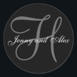 Black Grått Monogram H Bride Groom Namn Bröllop Runt Klistermärke<br><div class="desc">Elegant bröllop-dekal med ett första monogram för efternamn och brud och groom namn som du kan anpassa med dina personuppgifter och bröllop färg-schemat. Ett underbart klistermärke för vigselklistermärken, kaketiketter, bröllop behandlar påsar sälar och bröllopsinbjudningar. Utformning av Elke Clarke ©2008. Använda meddelandena, men om du ändrar brev-användan kan du använda alternativet...</div>